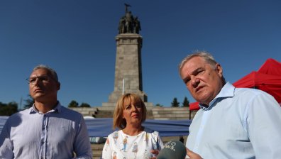 Политици и обикновени граждани пазят с телата си Паметника на Съветската армия (СНИМКИ)