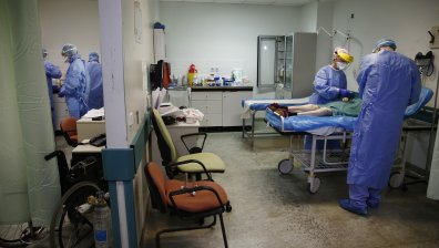 Лекари и болнични служители стачкуват в Гърция. Искат двойни заплати и персонал