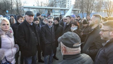 Симпатизанти и членове на ГЕРБ тръпнат пред ГДНП, чакат новини за Борисов