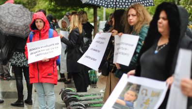 "Филип искаше да живее": Протест пред Съдебната палата преди делото за катастрофата