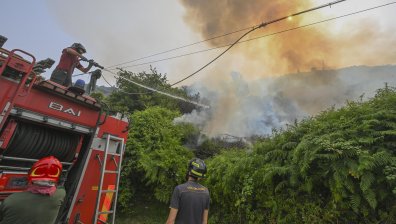 1000 туристи са евакуирани заради пожар в курорт в Италия