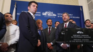Депутатите от "Продължаваме промяната" и ДБ обявиха бойкот заради хартиената бюлетина