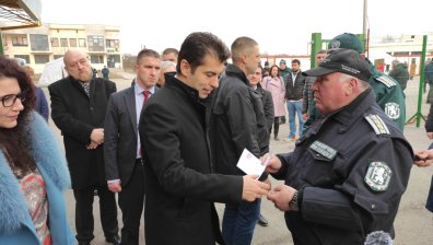 Петков инспектира пункта за бежанци край Русе, увери: Имаме работеща система