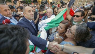 Президентът слезе при протестиращите и изригна срещу властта