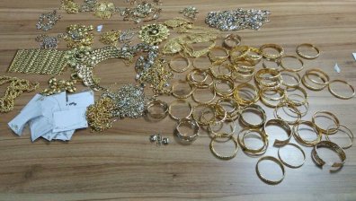 Злато за 195 000 лв. и 16 тона цигарени опаковки задържаха на митницата