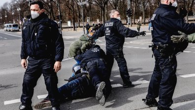 Сблъсъци и арестувани на протест срещу ограниченията в Германия (ВИДЕО)