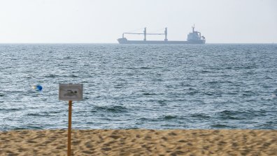 Тестват хуманитарния коридор през Черно море, първи кораб тръгна от Одеса