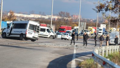 Тежка катастрофа с полицейски бус след гонка с мигранти