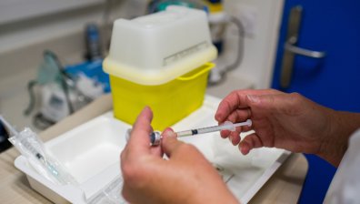 Авиокомпания уволнява близо 600 неваксинирани служители