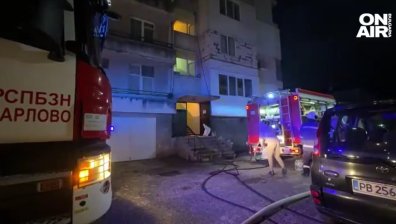 Потушиха пожара в жилищен блок в Сопот, кметът обеща помощ на засегнатите хора