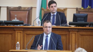 Министър Иванов обеща на земеделците адекватна помощ за щетите от градушките