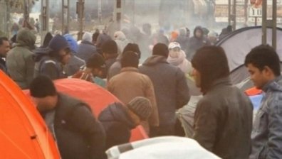 Хиляди жители на Кале протестират срещу бежанския лагер там