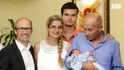 Роденото в самолет българче пристигна у нас
