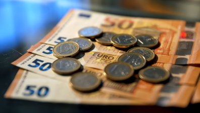 Повече от половината българи подкрепят смяната на лева с евро