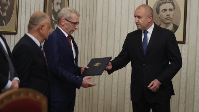 "Не го оползотворявайте": Радев връчи втория мандат на акад. Николай Денков
