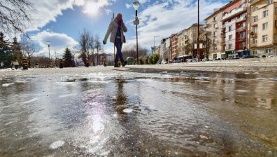 Кънки или лопати - как се справят столичани с ледената пързалка в София (ВИДЕО)