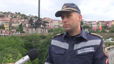 Пожарникар спаси давещо се куче във Велико Търново (ВИДЕО)