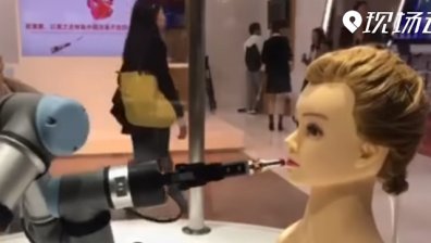 Робот-гримьор смая на Международно изложение в Шанхай