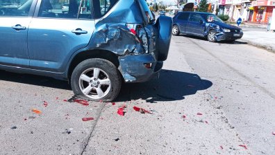 Неадекватен шофьор помете две коли в София и избяга