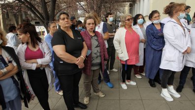 Обидно ниски заплати: Медиците от ИСУЛ излязоха на протест