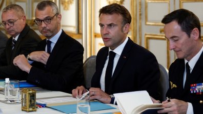 Бунтовници посрещнаха Макрон с подпалени училища и автомобили в Нова Каледония