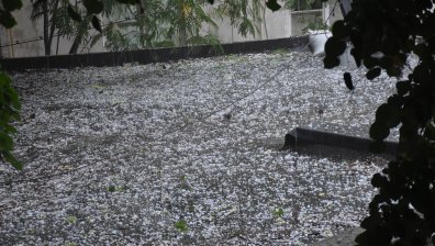 Порой се изля в Червен бряг, на места водата е достигнала 1 метър