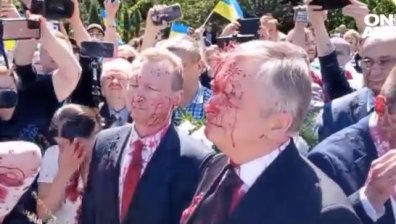 Украинци заляха с червена боя посланика на Русия във Варшава (+ВИДЕО)