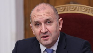 Радев наложи вето върху закона за "Лукойл" и ДАНС