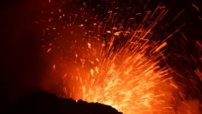 Етна изригна от нов кратер (видео)