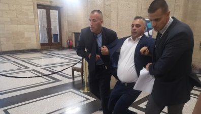 НСО изведе Юлиян Ангелов след голям скандал в ЦИК