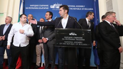 Петков бесен: Бойкотираме заседанието на НС, Борисов играе театър, БСП трябва да вземе решение