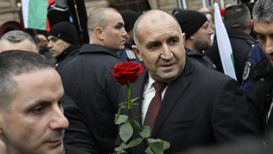 Граждани от цялата страна посрещнаха Радев на излизане от президентството (СНИМКИ)