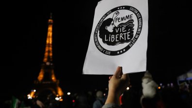 Осветиха Айфеловата кула в подкрепа на протестите в подкрепа на иранките