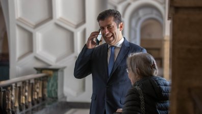 С усмивка Кирил Петков влезе в съдебната зала като подсъдим (СНИМКИ)