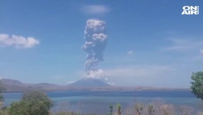 Хиляди евакуирани и затворено летище след изригването в Индонезия