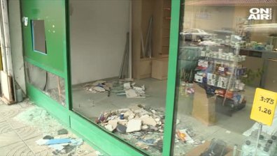 Крадци разбиха банкомат, но не отмъкнаха парите в него