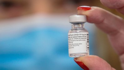 Ваксината на Pfizer намалява предаването на вируса и след една доза  