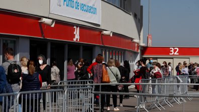 Хиляди испанци се наредиха за имунизация след първоаприлска шега