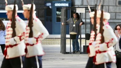 Протестът в клетка на "Невидими животни": Искат промяна за новородените телета