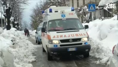Лавина затрупа планински хотел в Италия