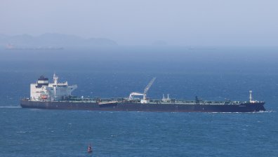 Пожар пламна на товарен кораб след атака с неизвестен снаряд край Доха