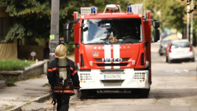 Пожар гори в жилищна сграда в София