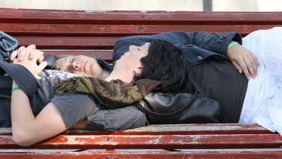 Учени: Да спиш до половинката си е полезно за здравето