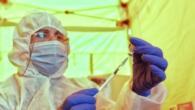 Експеримент: Какво се случва, ако всички в един град се ваксинират?