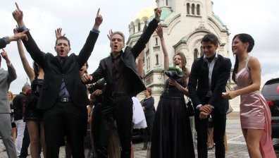 Последен звънец: Абитуриенти се събраха пред "Св. Александър Невски" 