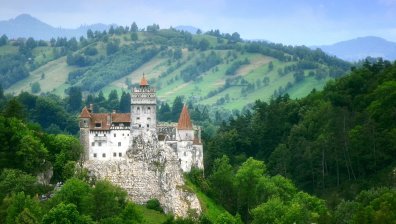 Мъск посреща милиардери и звезди на Хелоуин парти в Замъка на Дракула