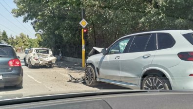 Жена е в болница след катастрофа между три коли в София