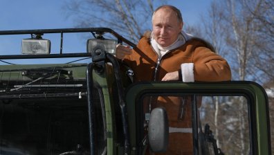 Путин се отдаде на почивка, подкара високопроходим автомобил