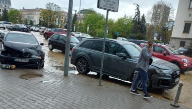 "Такъв приятел всекиму": Шофьор катастрофира и избяга, прати друг да каже, че е карал