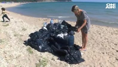 Сигнал на туристи: Мазни топчета във водата и на брега на "Иракли"